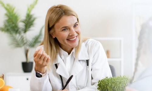 西维吉尼亚州 family nurse practitioner smiling with pediatric patient during appointment 